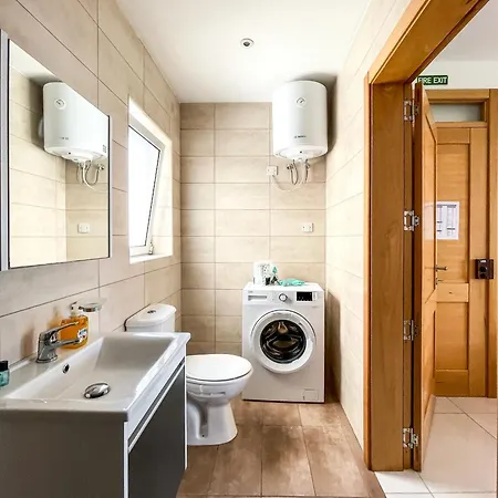 Hotel apartamentowy - Emmnic Court 4*