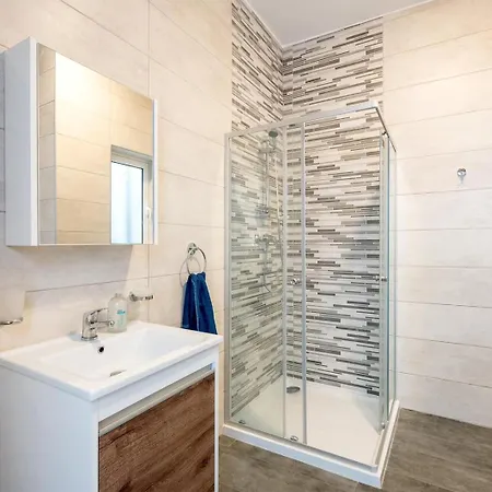 - Emmnic Court Aparthotel
