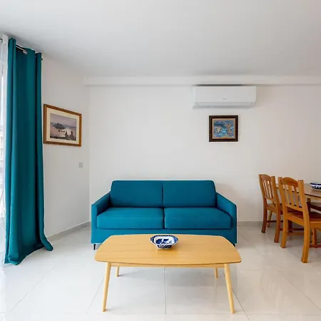 - Emmnic Court Aparthotel *